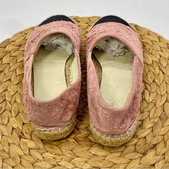 AUTHENTIC CHANEL PINK VELVET ESPADRILLES CAMELLIA ACCENT LADIES SIZE 36 / 6 - Picture 4 of 8